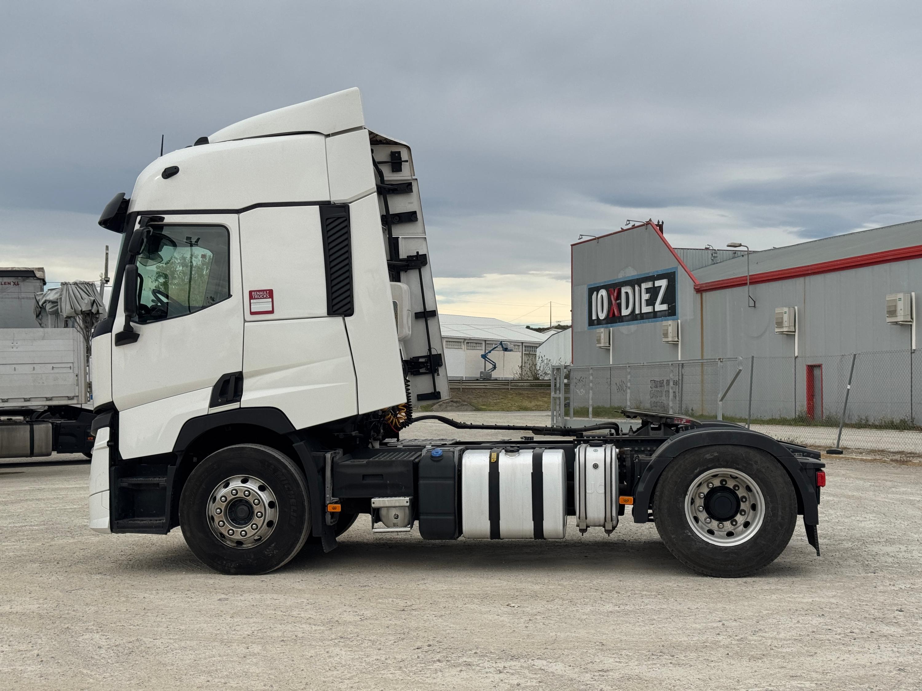 Tractora Renault T 520 2023 de ocasión — vista 2